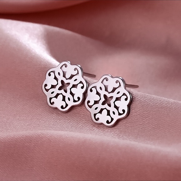 🔵𝟲𝟱%𝗢𝗙𝗙 𝗯𝘂𝗻𝗱𝗹𝗲𝘀 𝟯+🔵 NEW Fleur-De-Lis Stainless Steel Earrings - Picture 9 of 11